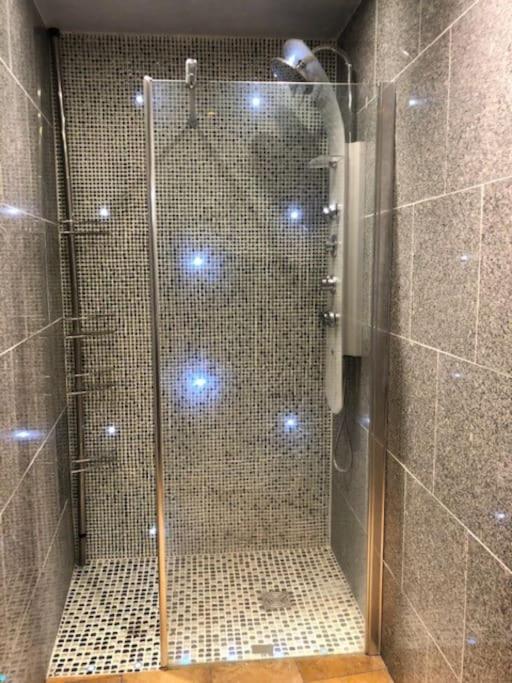 Cosy Studio Design With Modern Bathroom Vaureal Eksteriør bilde