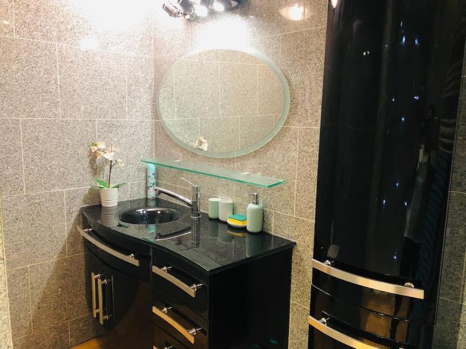 Cosy Studio Design With Modern Bathroom Vaureal Eksteriør bilde