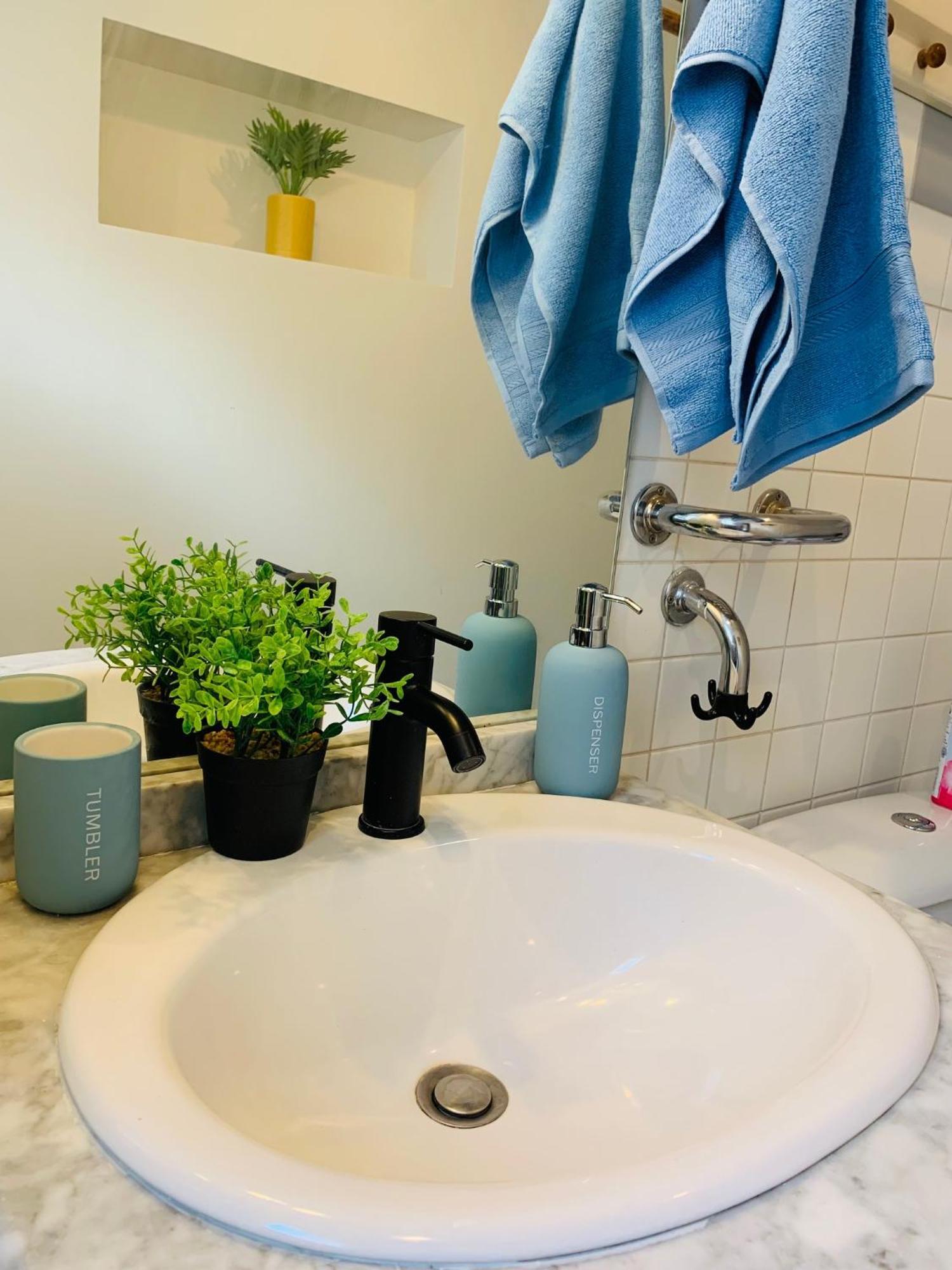 Cosy Studio Design With Modern Bathroom Vaureal Eksteriør bilde